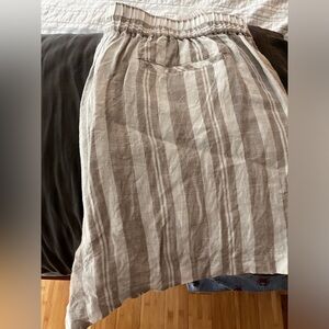 Linen shorts with belt and pockets front and back